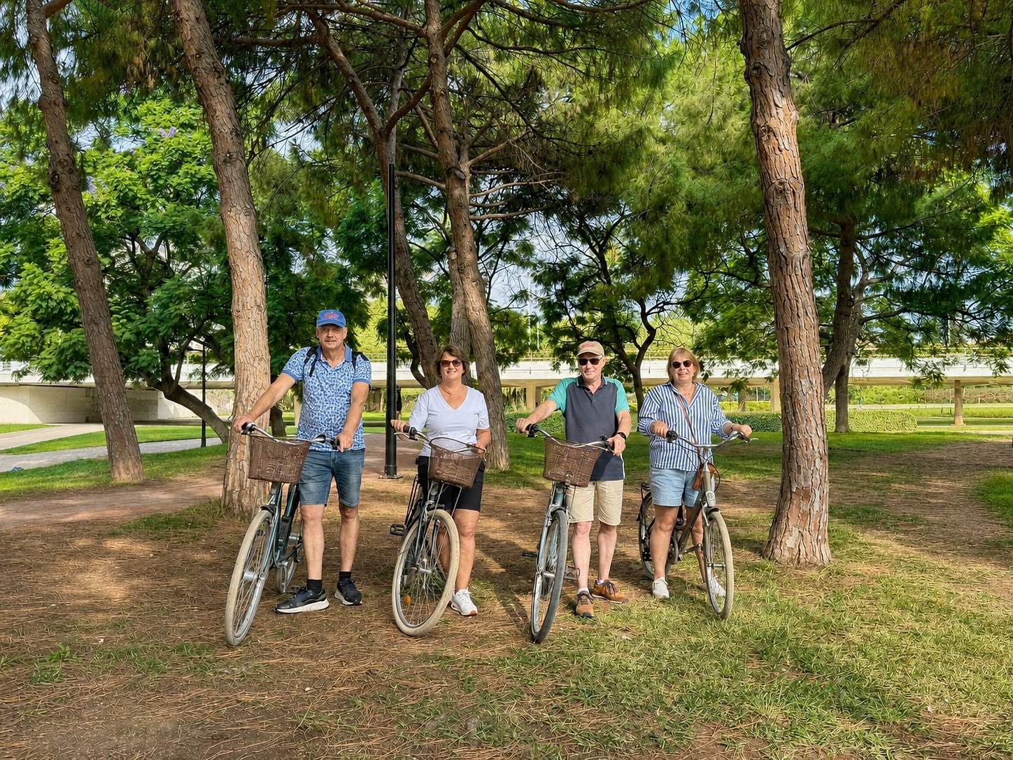 Riders and their bikes in the Turia gardens