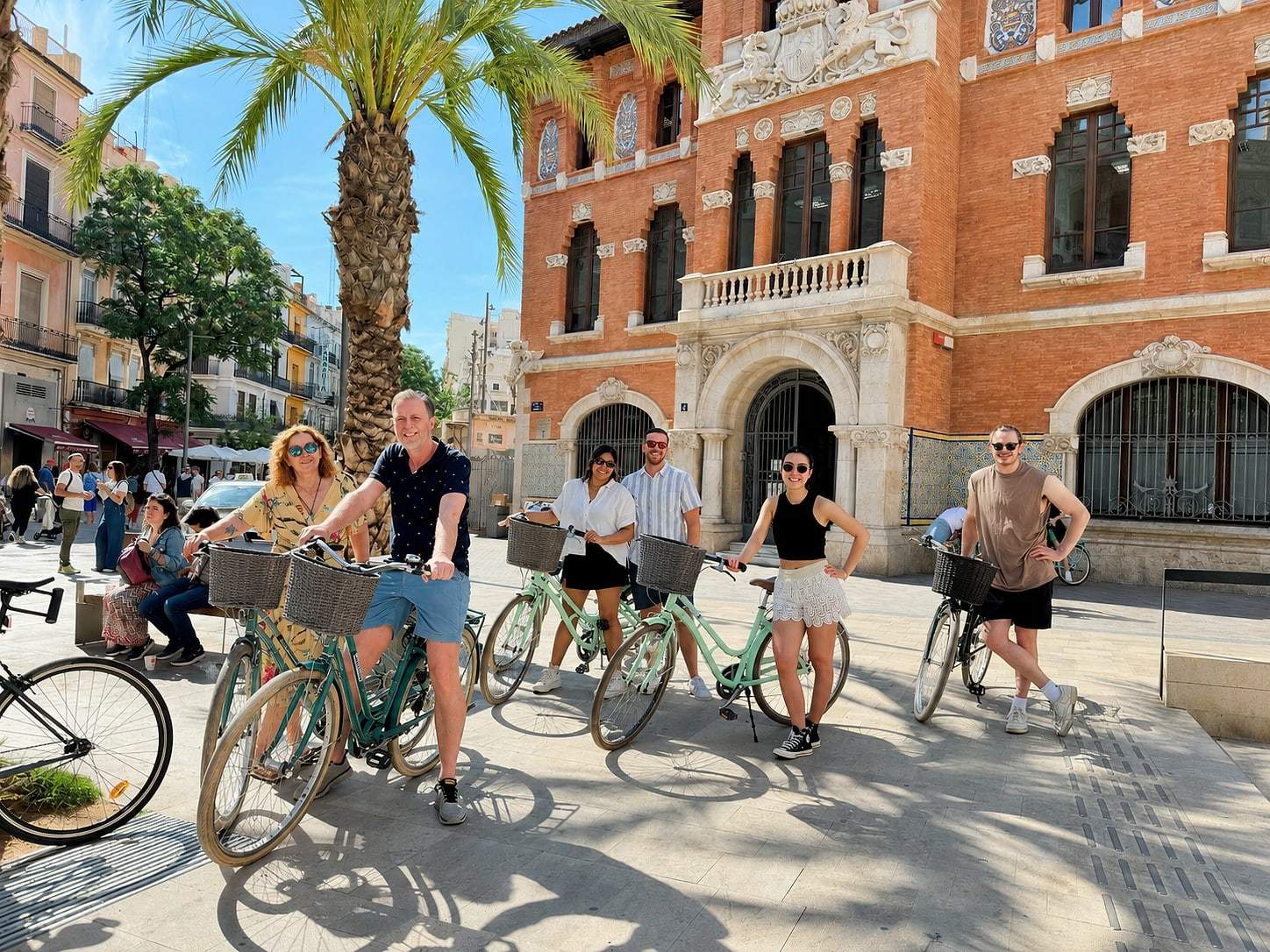 Riders and their bikes in the Turia gardens