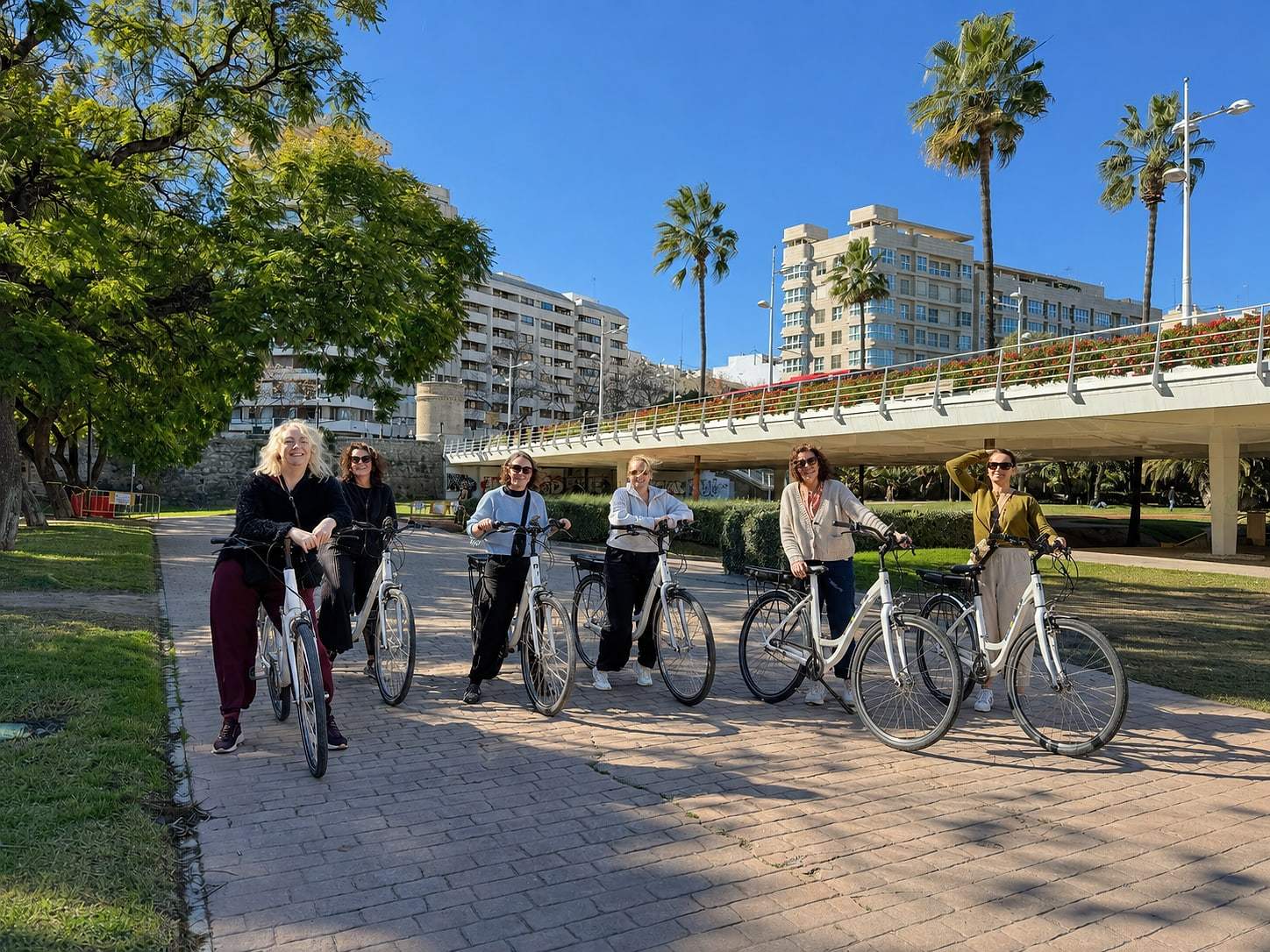 Riders and their bikes in the Turia gardens