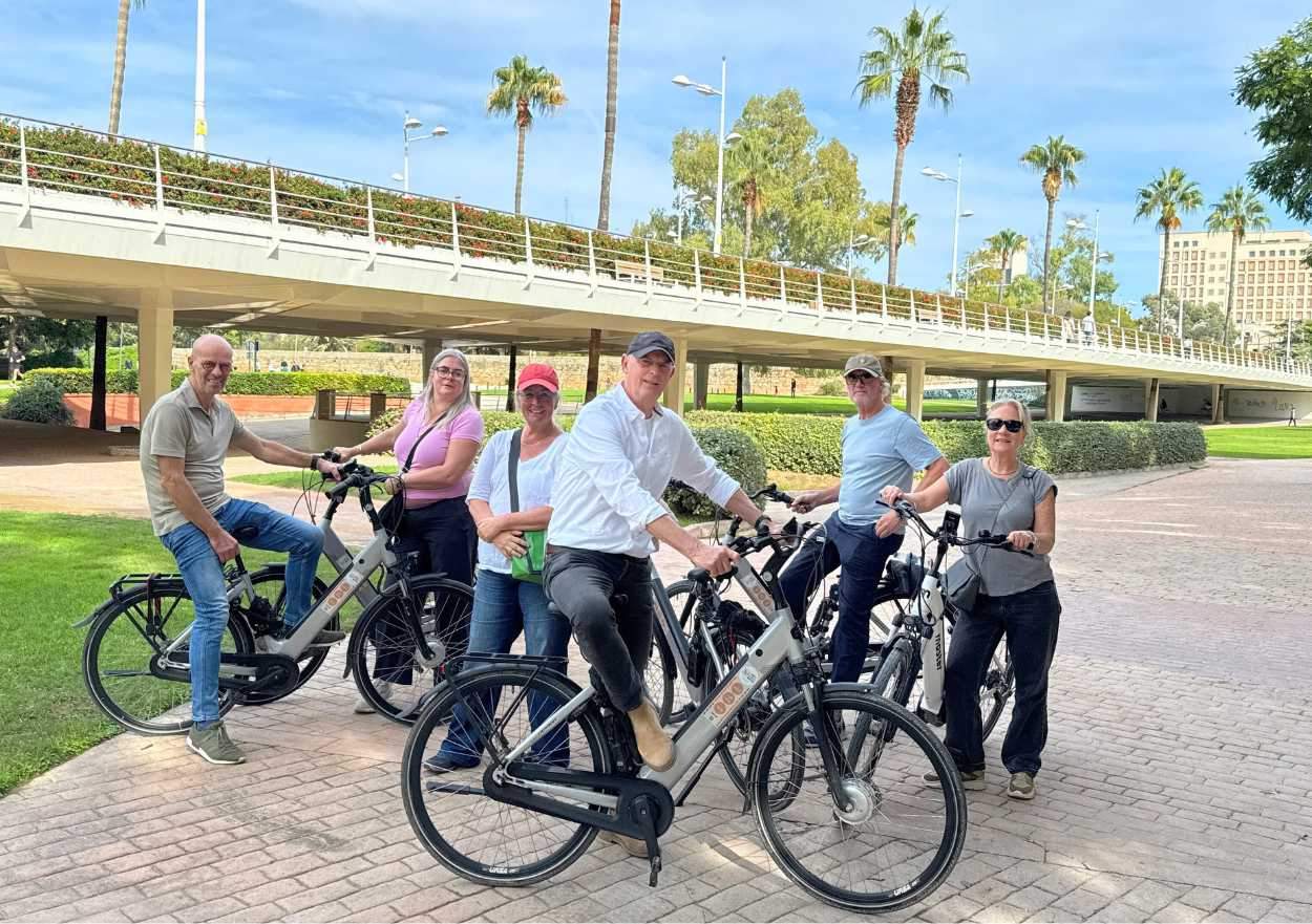 Daily small-group bike tour photo 3
